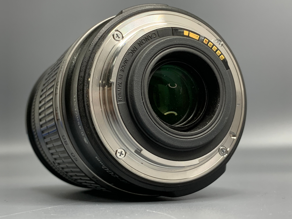 Canon EF-S 18-200mm IS Царапины на линзе