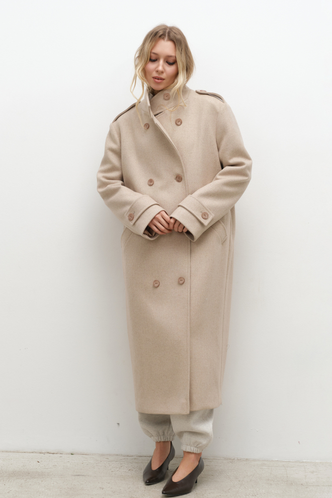 Пальто со стойкой экрю