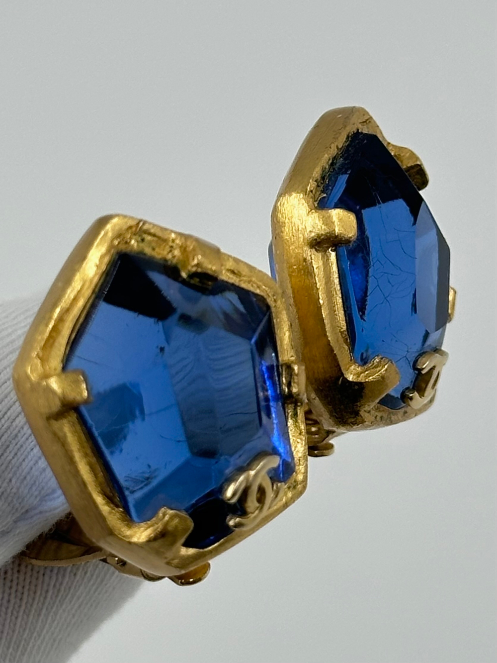 Клипсы с синими вставками Chanel