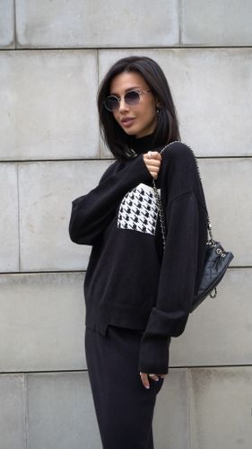 Черный трикотажный костюм с юбкой