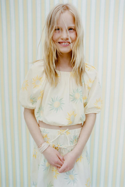 ZARA УКОРОЧЕННАЯ ФУТБОЛКА С ПРИНТОМ, ЭКРЮ