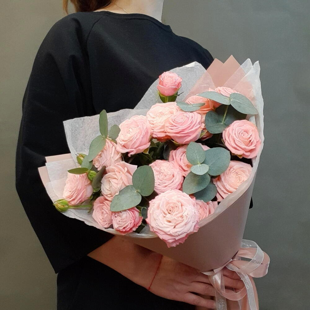 Букет из пионовидных кустовых роз