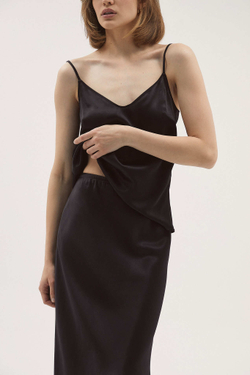 Шелковая юбка, юбка миди, женская юбка, легкая юбка, струящаяся юбка, стильная юбка, юбка для дома, комфортная юбка, юбка на лето, юбка для отдыха, модная юбка, юбка из шелка, юбка для выхода, юбка на каждый день, элегантная юбка, юбка на резинке, свободная юбка, длинная юбка, юбка для особых случаев, юбка для свидания, домашняя юбка, струящаяся юбка, актуальная юбка, чёрная юбка, домашняя чёрная юбка, чёрная юбка миди, чёрная шелковая юбка.