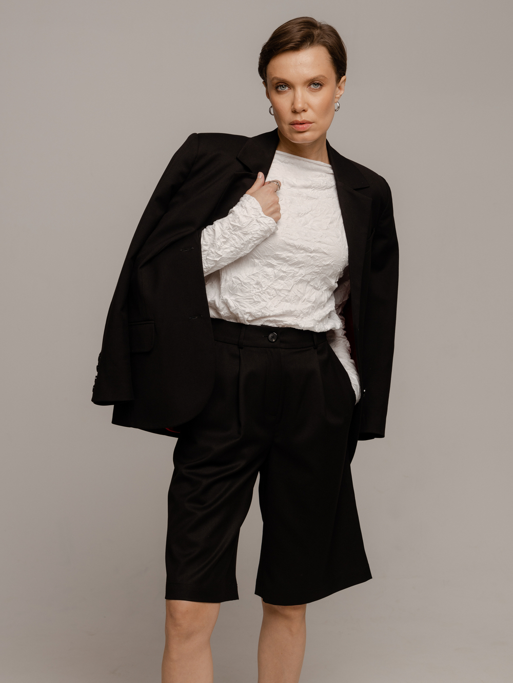 Бермуды из итальянской поливискозы черные