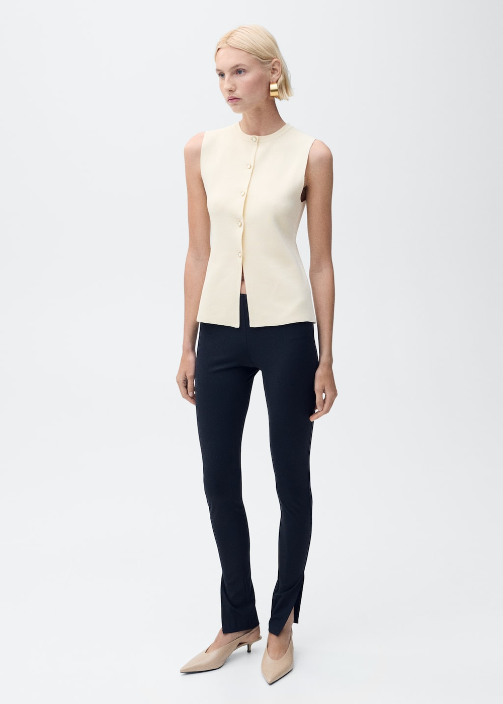 Жилет из тонкого трикотажа с пуговицами