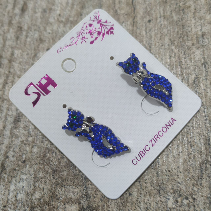 Серьги-гвоздики Кошечка с бантиком стразы цвет синий металл серебристый