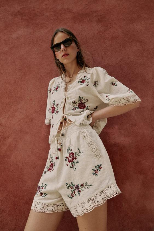 ZARA ШОРТЫ С ВЫШИВКОЙ ЦВЕТОВ, ЭКРЮ