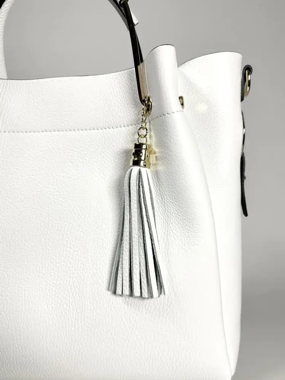 Женская белая сумка из натуральной кожи с металлическими ручками