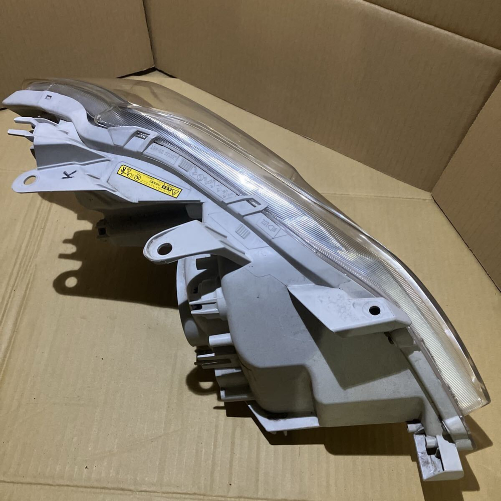 фара левая Toyota Premio ZRT260 265  20-457