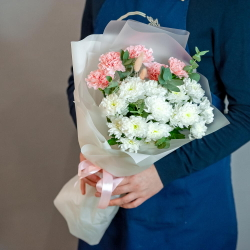 Букет с диантусами и хризантемой Балтика