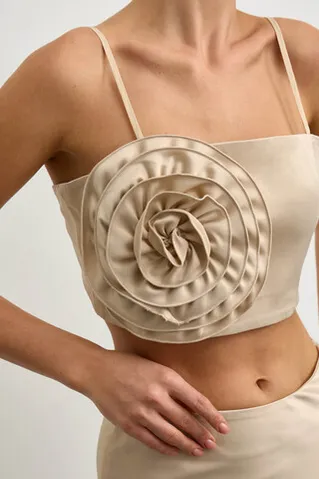 Топ с цветком из атласа цвета шампань