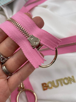 Молния розовая с золотистым массивным кольцом