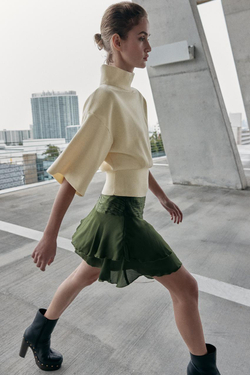 ZARA ВЯЗАНЫЙ ДЖЕМПЕР С КОРОТКИМ РУКАВОМ И ПОДПЛЕЧНИКАМИ, ЦВЕТ СЛИВОЧНОГО МАСЛА