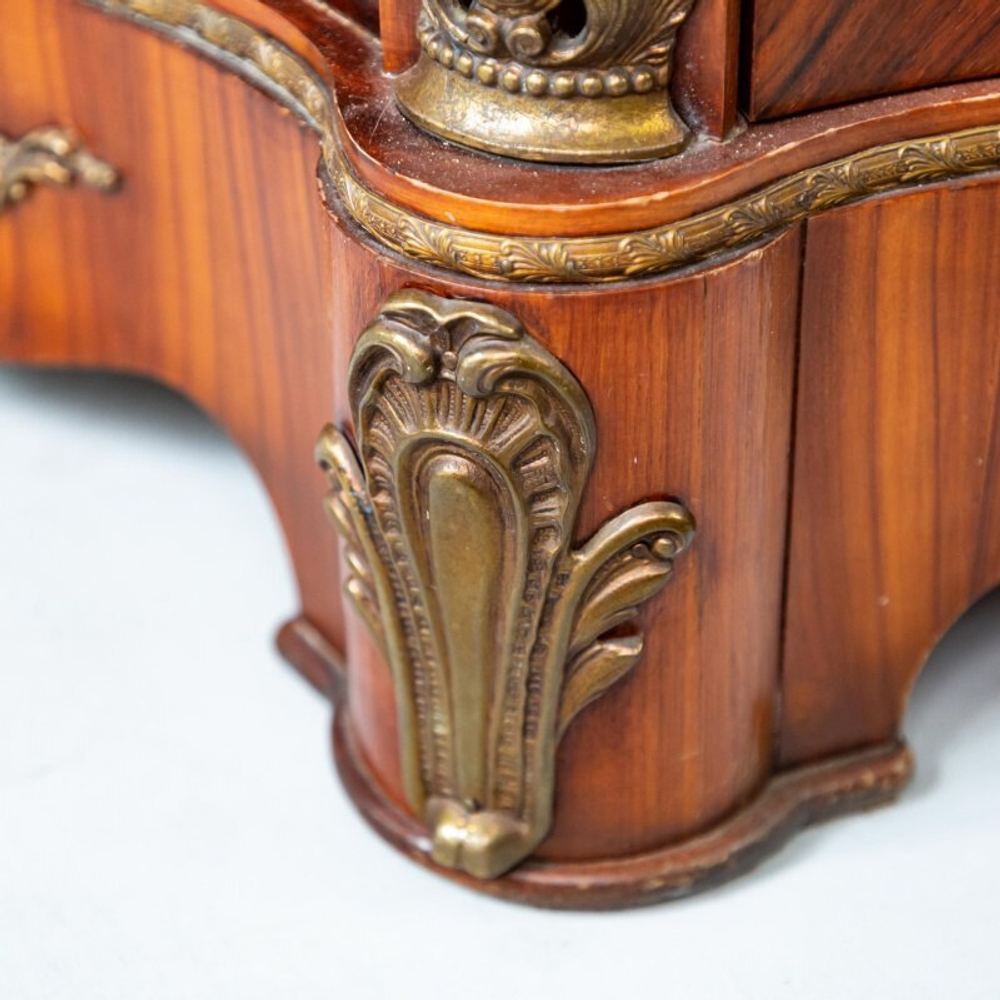 Элегантный комод в Дворцовом стиле