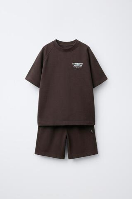 ZARA КОМПЛЕКТ ИЗ ФУТБОЛКИ И ШОРТОВ-БЕРМУДОВ ИЗ ТКАНИ ИНТЕРЛОК С НАДПИСЬЮ, ШОКОЛАДНЫЙ