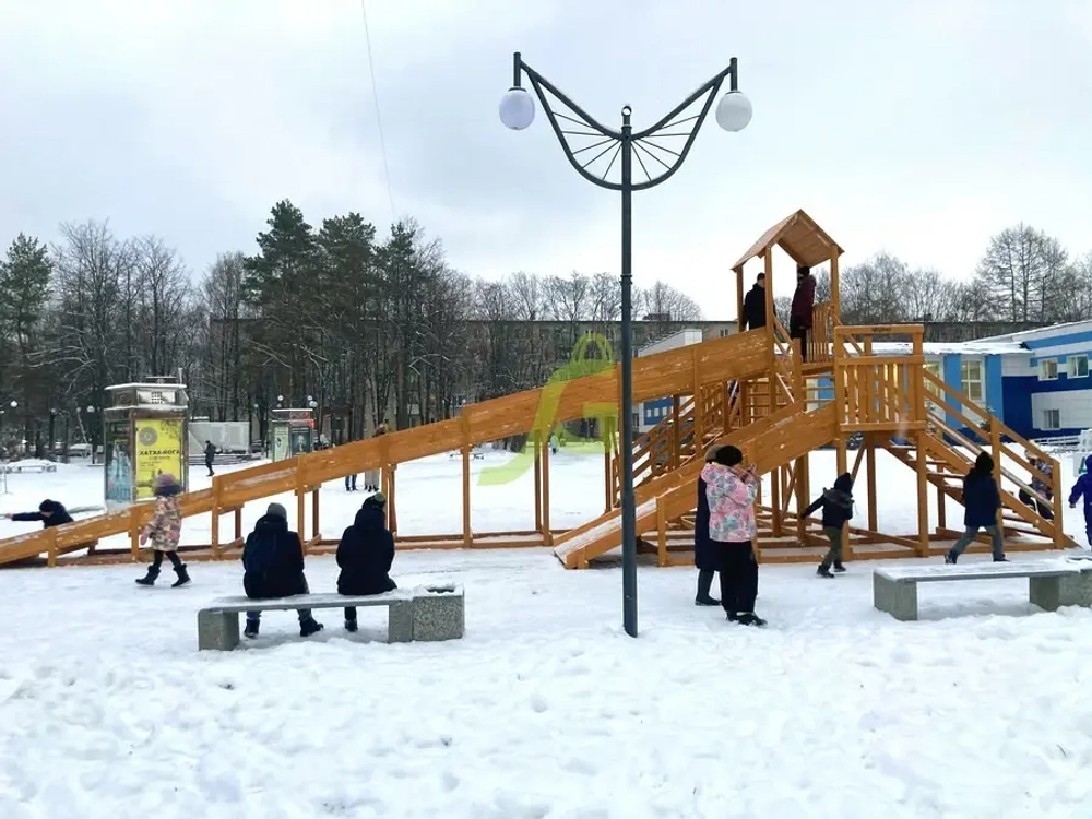 Зимняя деревянная горка "Snow Fox 12 м" с двумя скатами (две лестницы)