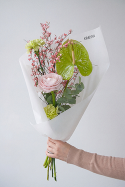 Букет Крапива KRAPIVA с антуриумом и ранункулюсом – купить с доставкой