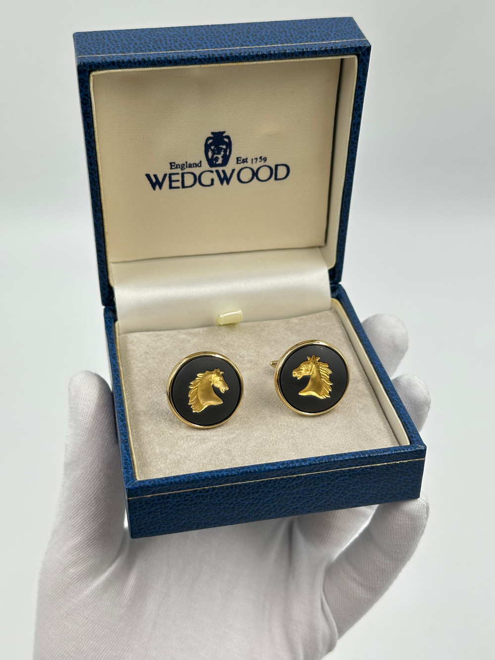 Запонки с лошадьми Wedgwood