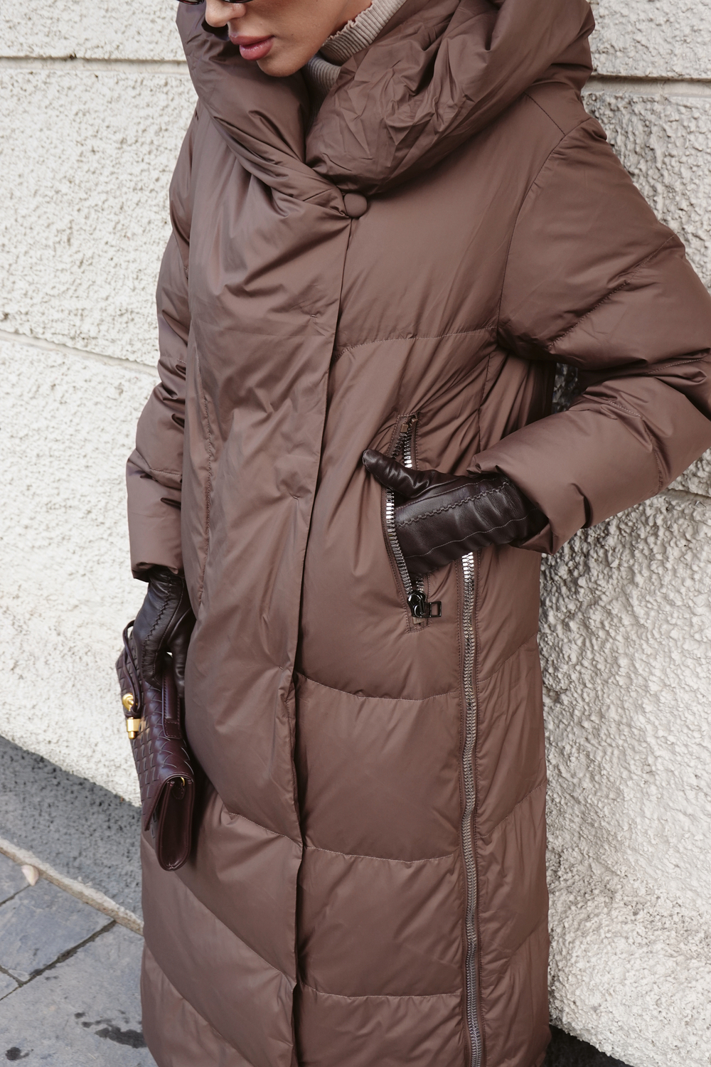 Пуховик с капюшоном в длине макси