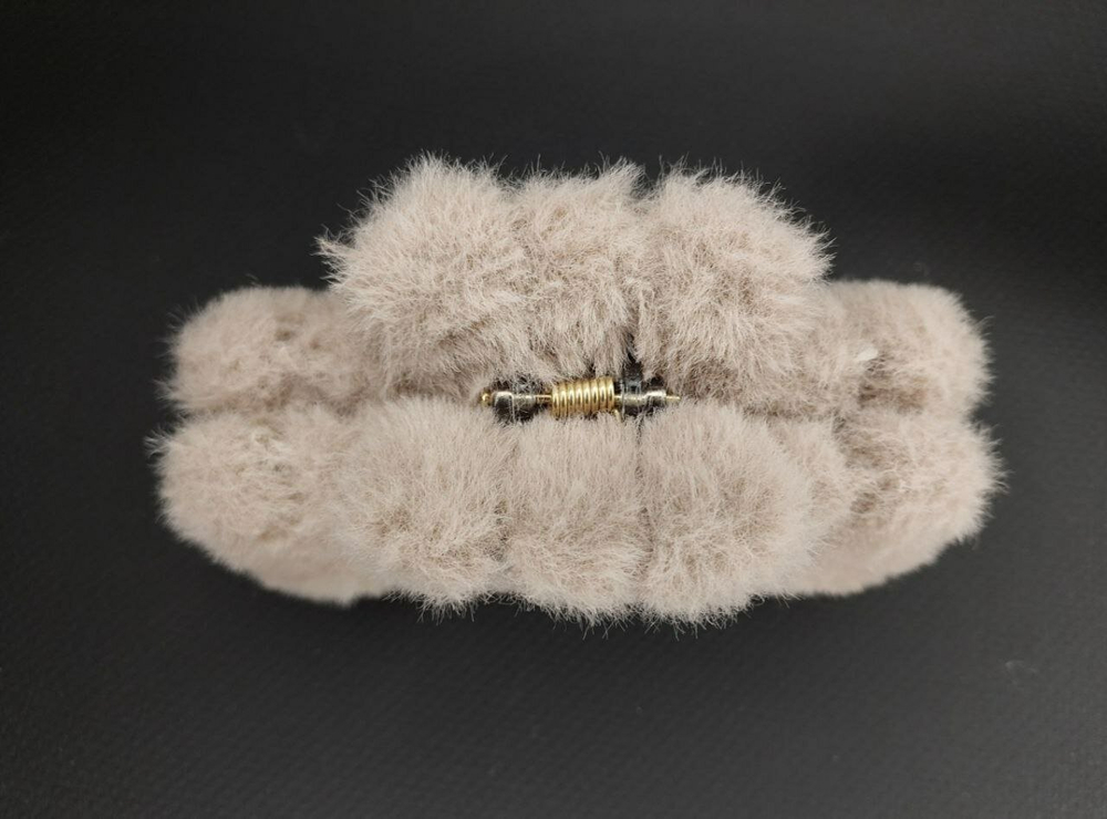 "Зимняя меховая заколка-краб". Цвет коричневый