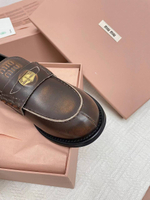 Женские кожаные лоферы Miu Miu коричневого цвета