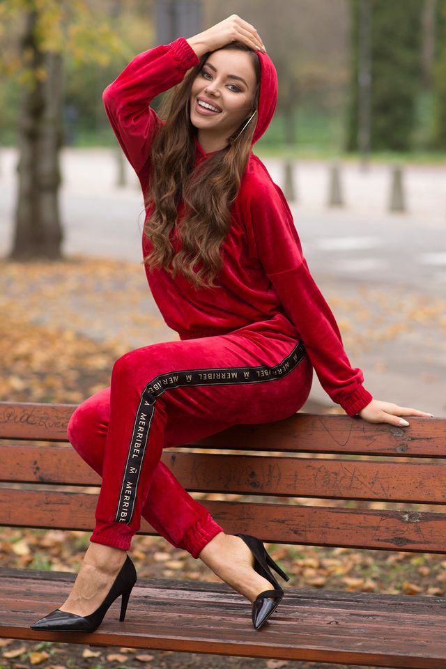 Красный костюм Provocateur Me из мягкой велюровой ткани