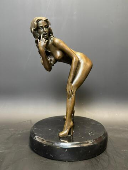 Бронзовая скульптура «Обнаженная»