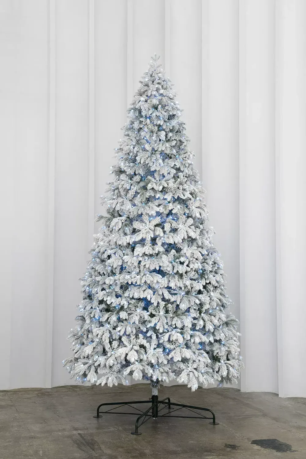 Заснеженная елка с гирляндой «Камчатская» холодный свет (Литая+пвх) 180 см / 1,8 м