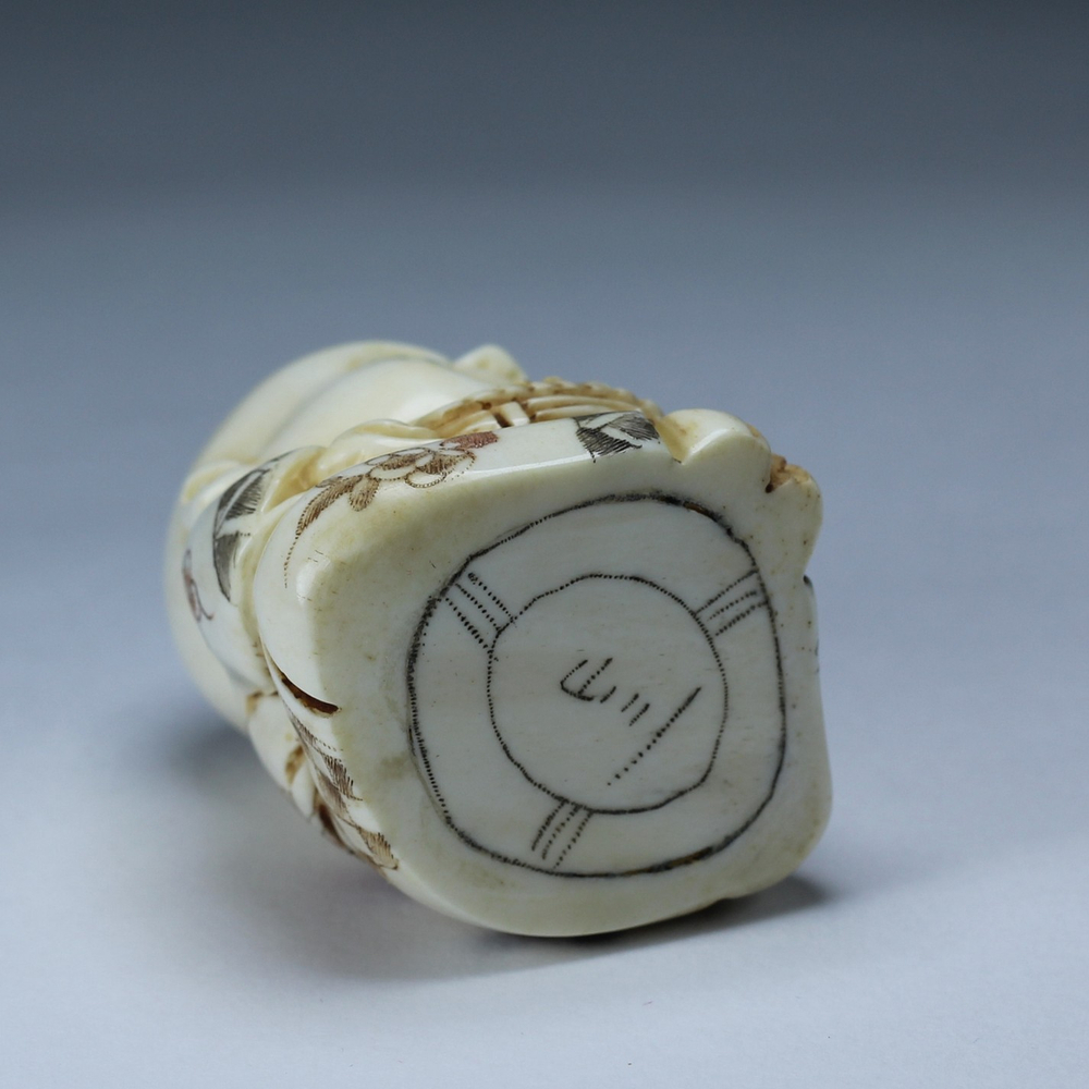 Нэцкэ Ребенок с корзиной рыбы