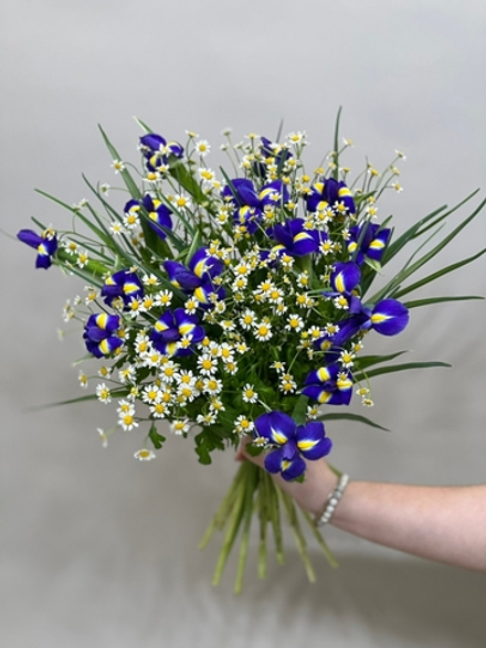 Букет цветов Ирисы с полевой ромашкой в ленте