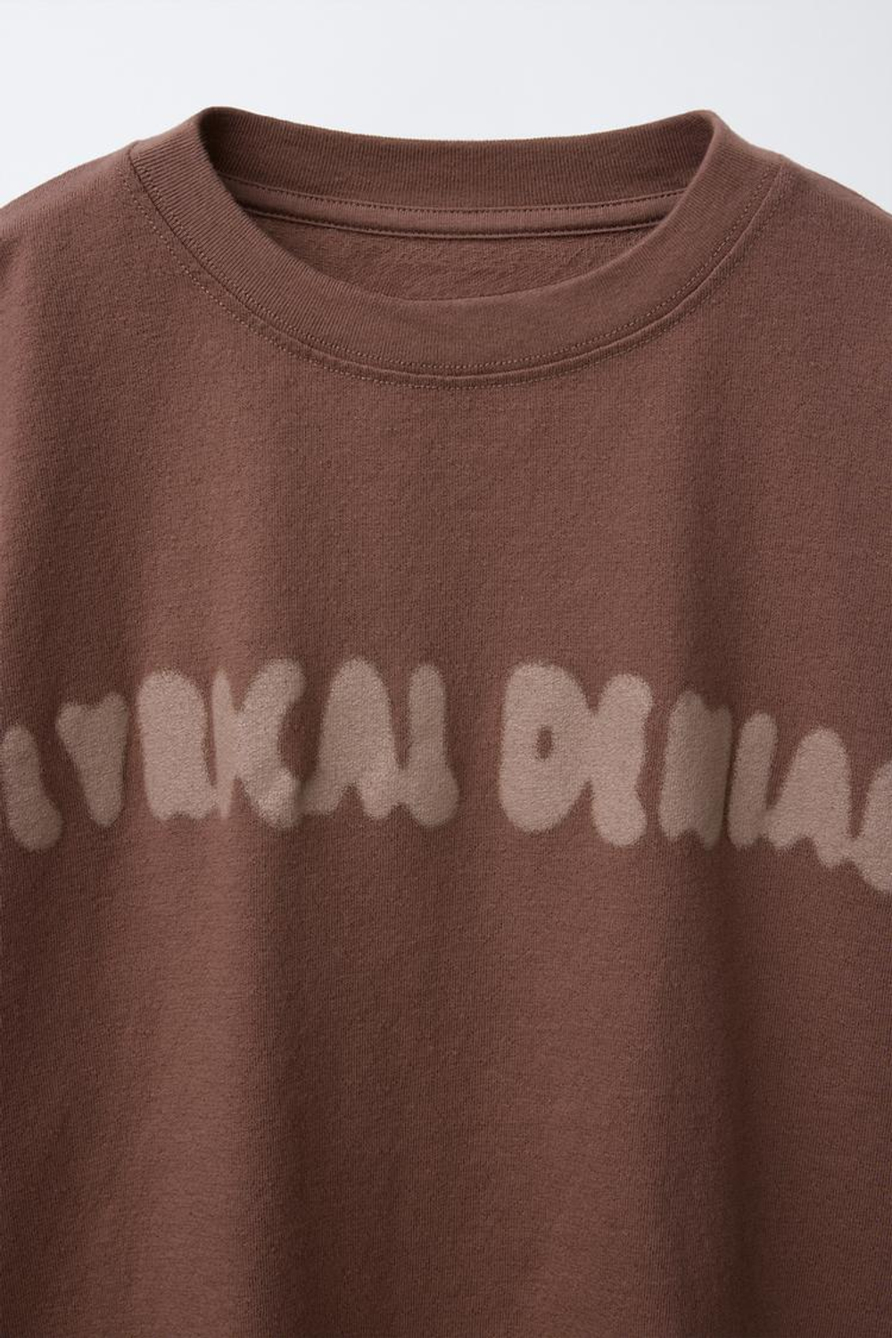 ZARA ФУТБОЛКА С ПРИНТОМ ГРАФФИТИ, КОРИЧНЕВЫЙ