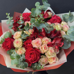 Букет из микса роз, альстромерий и эвкалипта