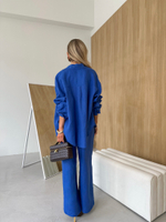 Костюм в расслабленном стиле изо льна в цвете электрик