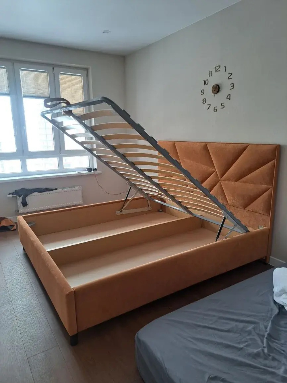 Интерьерная кровать геометрия  с подьемным механизмом в трендовом цвете терракот массив сосны