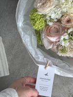 Сборный букет весна из кустовых пионовидных роз, нарциссов, ранункулюсов, вибурнума и скабиозы