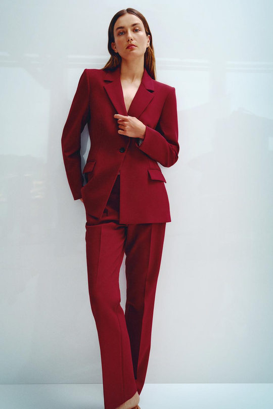 ZARA БЛЕЙЗЕР ОБЛЕГАЮЩЕГО КРОЯ С ПОДПЛЕЧНИКАМИ, ЦВЕТ БУРГУНДСКОГО ВИНА
