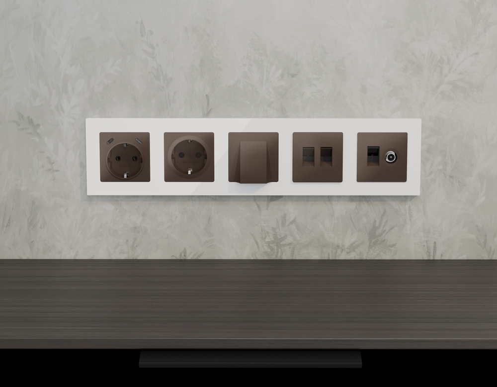 MA642110 Комплект мех-ма компьютерной двойной розетки RJ-45 с автоматической защитной шторкой ALFA Темная бронза матовый QUANT (AP6421, VM189)