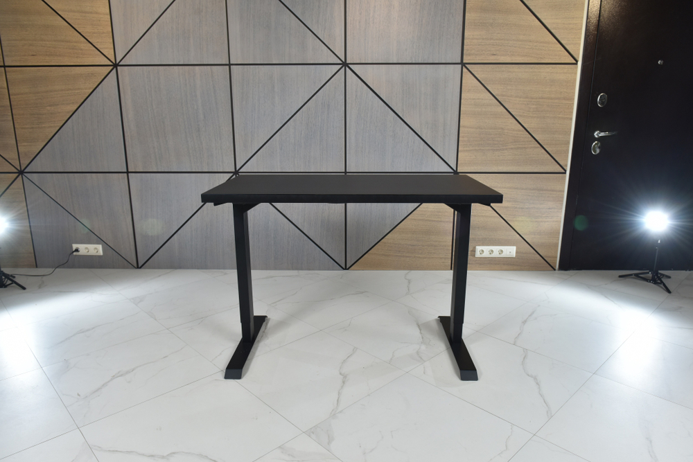 Регулируемый компьютерный стол Bazalt с регулировкой по высоте — столешница МДФ Черный