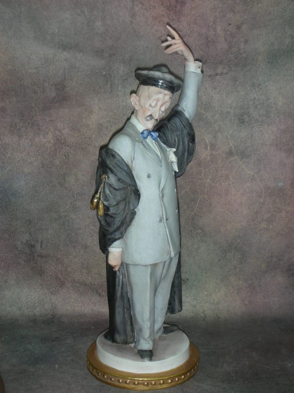 Статуэтка. Фарфор. Адвокат. Capodimonte. Италия