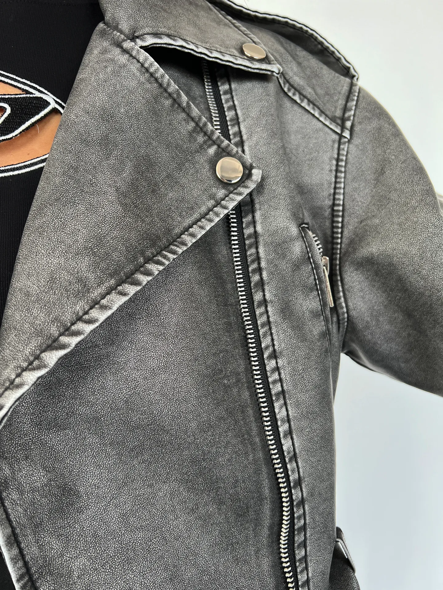 Куртка-косуха Hestovrviio 3312 кожаная укороченная с с карманами на молнии и поясом шоурум