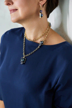 Серьги асимметричные miss Di золото с темным бензиновым жемчугом Майорка