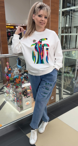 Свитшот-толстовка белая с цветными туканами