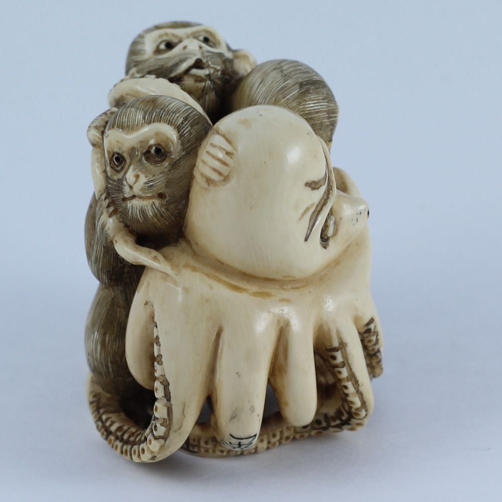 Нэцкэ Осьминог с тремя обезьянами (мамонт)