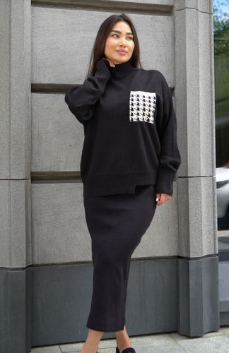 Черный трикотажный костюм с юбкой