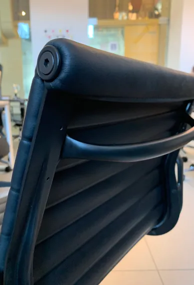 Культовое офисное кресло Eames Ribbed EA 119 из черной кожи с черным каркасом | Купить в Hallberg.ru