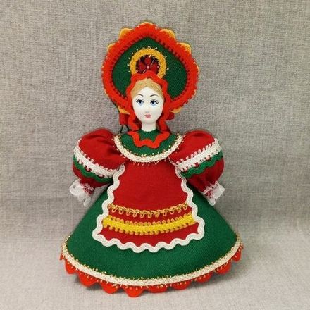 Малая подвесная кукла в красном переднике