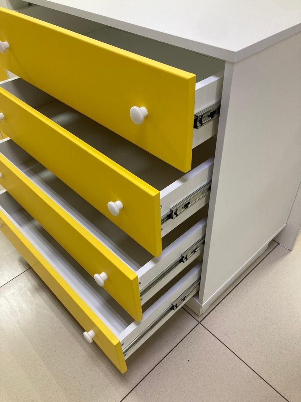 Комод Облако с 4 ящиками МДФ белый/нарцисс Кнопка