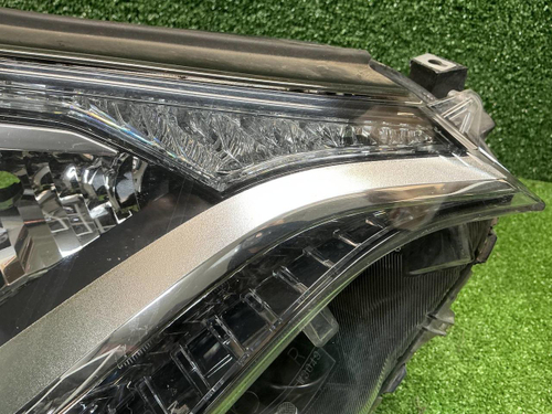 Фара правая Toyota RAV 4 CA40 (2015-2019) галоген