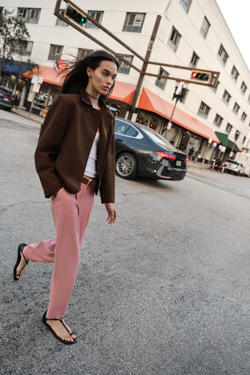 ZARA ДВУБОРТНЫЙ БЛЕЙЗЕР С ВОРОТНИКОМ С ЛАЦКАНАМИ, КОРИЧНЕВЫЙ