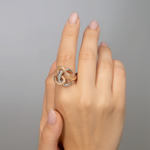 Кольцо «Ночная охотница» из комбинированного золота